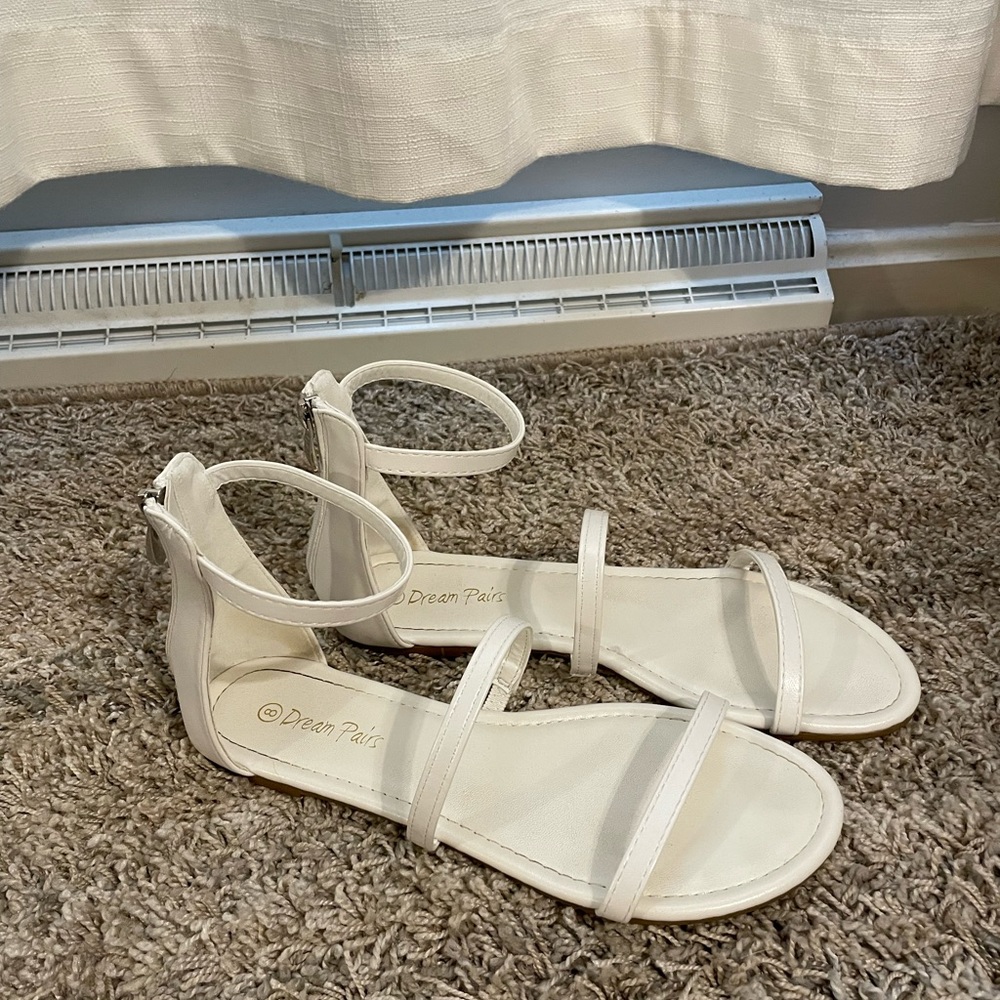 Dream pairs womens size 8 but fits size 9